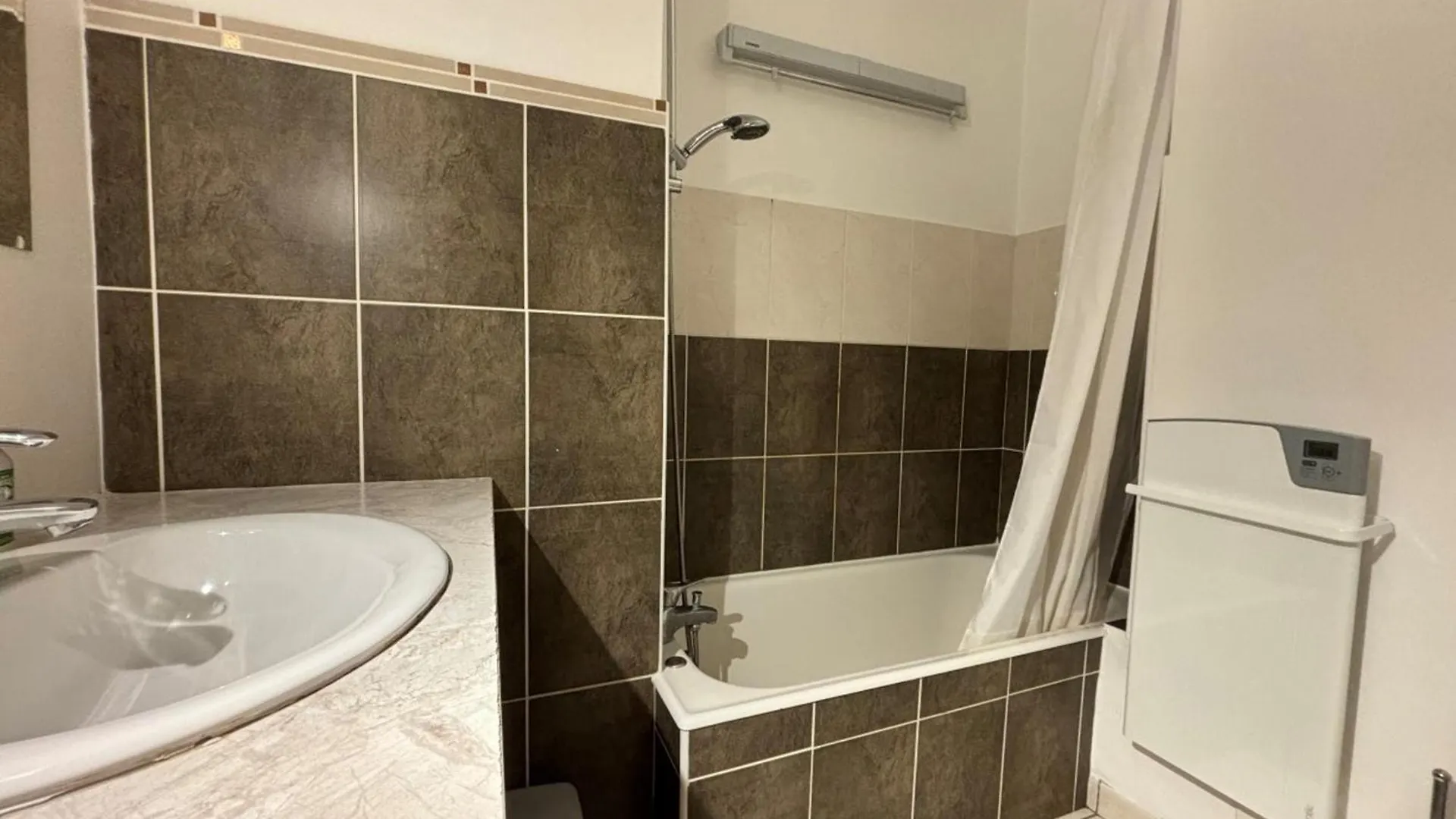 Annecy - Appartement 2 Pieces Renove, Proche Lac Et Centre-Ville, Avec Parking - Fr-1-432-76 0*,  France